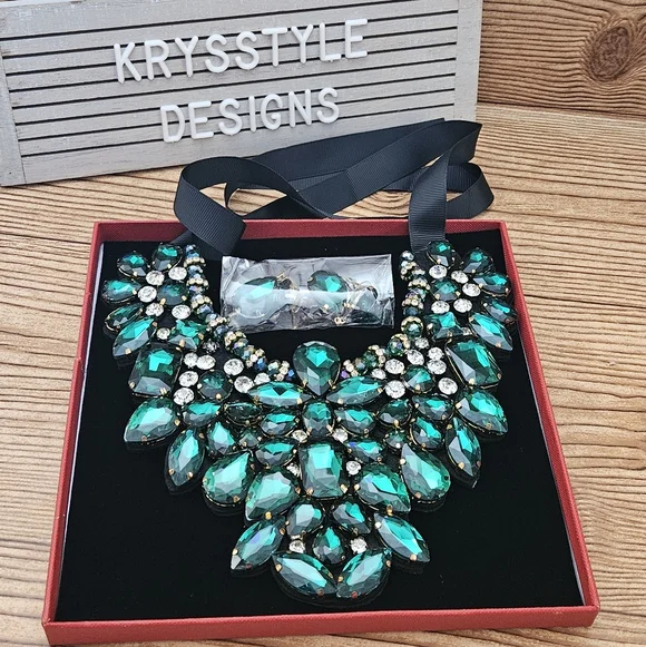 Emerald Green Statement Necklace And Earrings Fashion Jewlery Costume - Picture 1 of 10